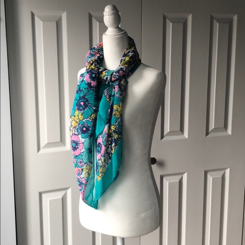 🌼3/$20  Beautiful bright patterned floral scarf